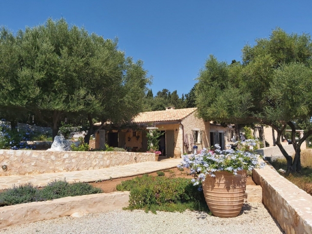 Δύο Νέες Ισόγειες Κατοικίες Με Πισίνα & Υπόγεια Δεξαμενή Νερού