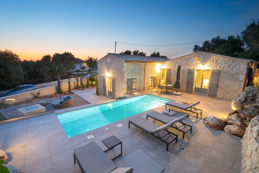 Νέα Τουριστική Επιπλωμένη Κατοικία Με Πισίνα 